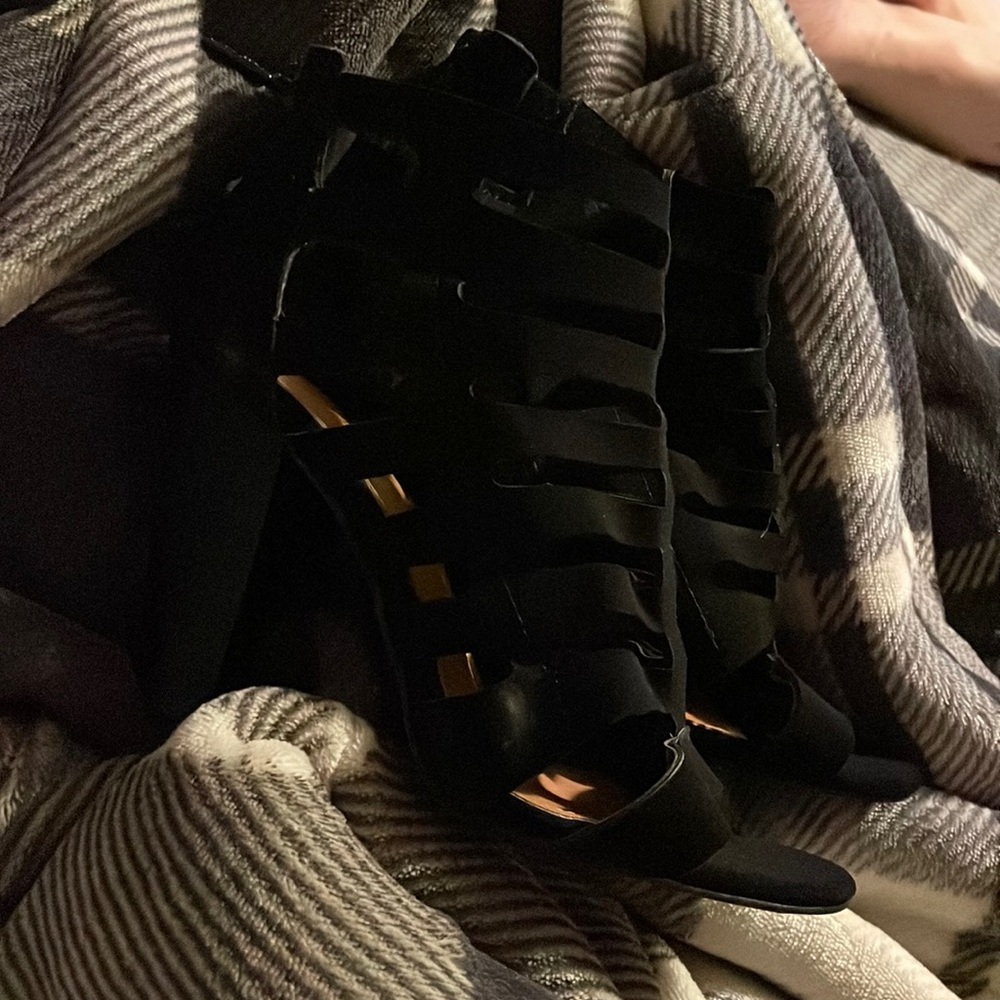 Only been worn twice. I paid $80 for them and I would like $50 for them.